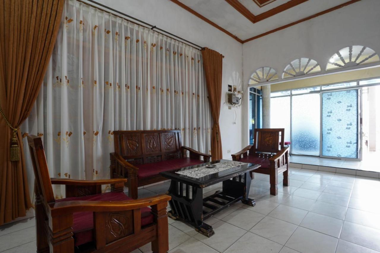 Oyo 2876 Hotel Idayu Palembang Exteriör bild
