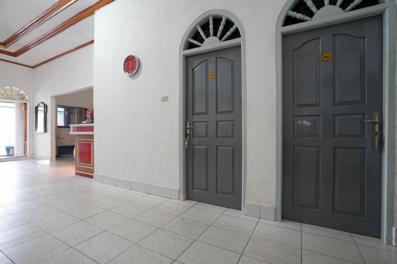 Oyo 2876 Hotel Idayu Palembang Exteriör bild